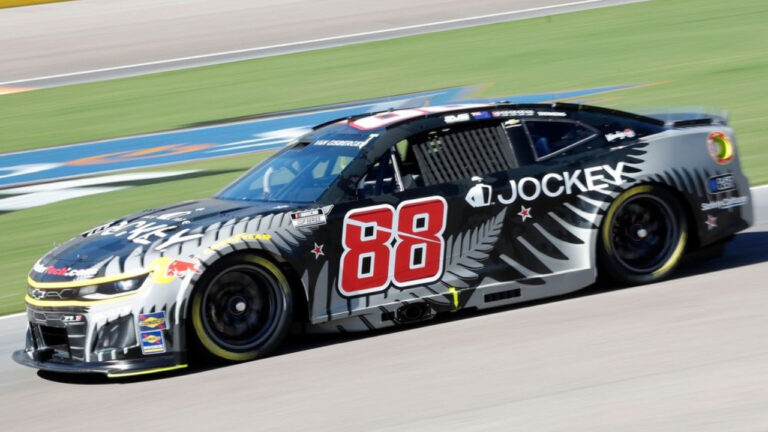 Shane van Gisbergen dan Nasib Sial di Las Vegas, Ketangguhan Sang Kiwi di Tengah Kekacauan Balapan