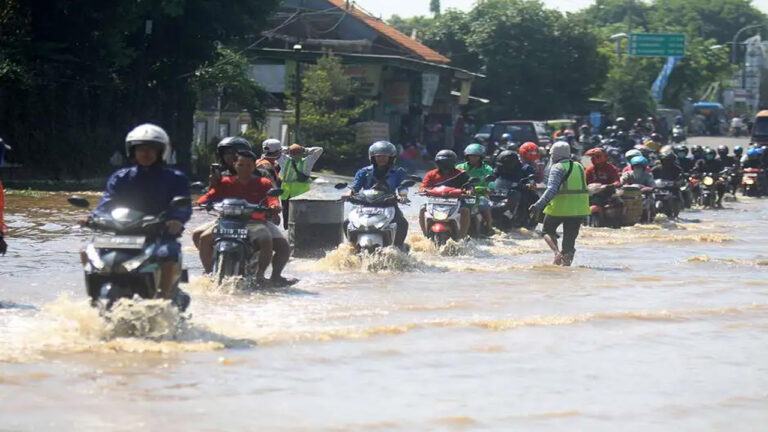 Musim Hujan Datang, Hindari Sokbreker Motor Bocor dengan Perawatan Tepat