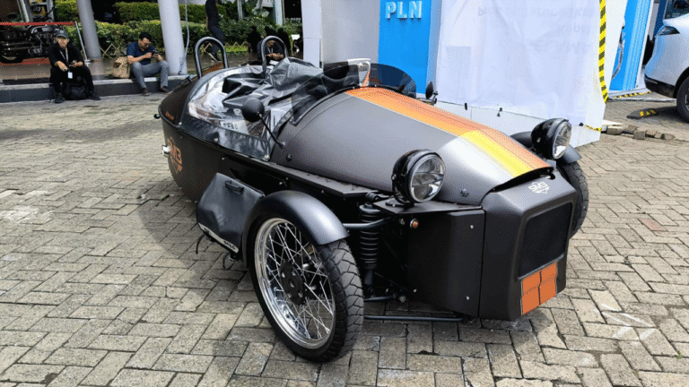 SM3 Wheeler Tampil Unik di GJAW 2025: Kendaraan Roda Tiga Lokal yang Eksentrik