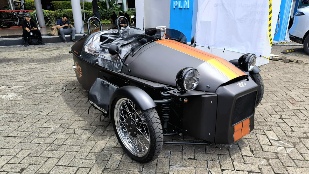 SM3 Wheeler Tampil Unik di GJAW 2025: Kendaraan Roda Tiga Lokal yang Eksentrik