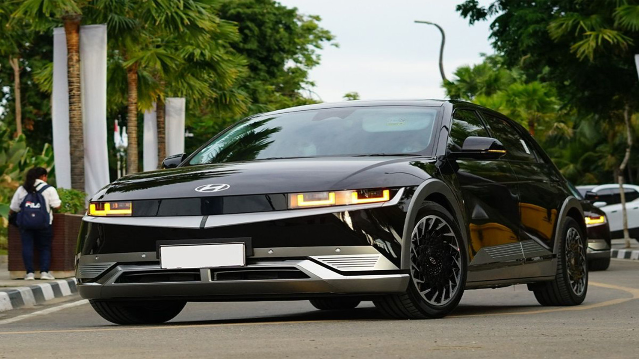 Kenapa Mobil Listrik Kelas Atas Tetap Laku di Pasaran?