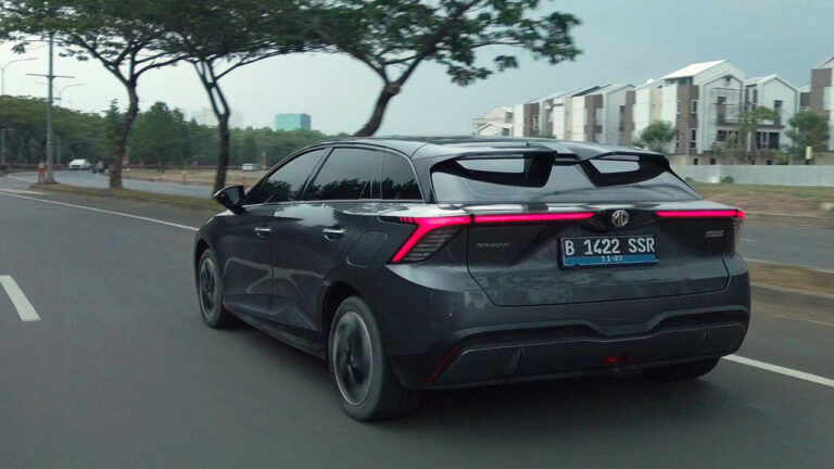 Libur Natal dan Tahun Baru atau Nataru sering dimanfaatkan masyarakat untuk bepergian ke luar kota, termasuk menggunakan mobil listrik