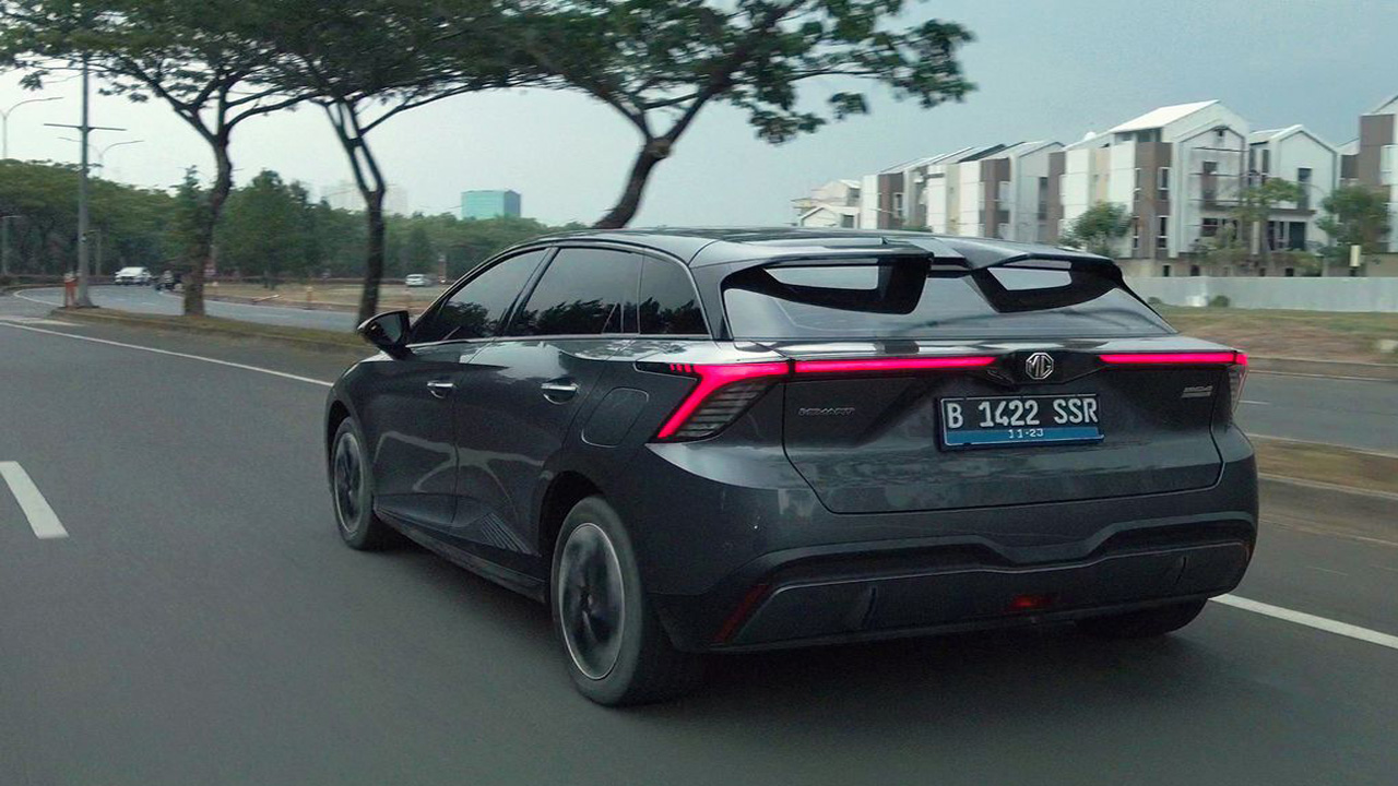 Libur Natal dan Tahun Baru atau Nataru sering dimanfaatkan masyarakat untuk bepergian ke luar kota, termasuk menggunakan mobil listrik