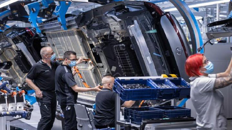 Produsen Jepang Tak Bisa Terus Bertahan di Zona Hybrid