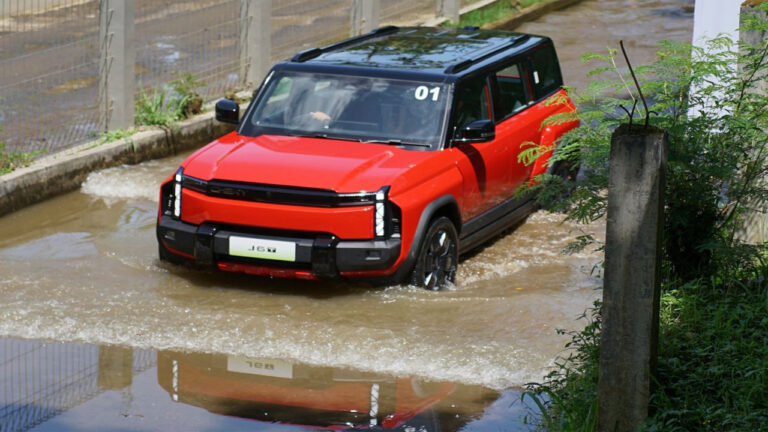 Fakta di Balik Kemampuan Mobil Listrik Chery Melalui Genangan Banjir