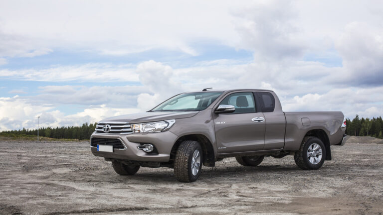 Harga Bekas Toyota Hilux Tetap Stabil, Pikap Kabin Ganda Masih Diburu